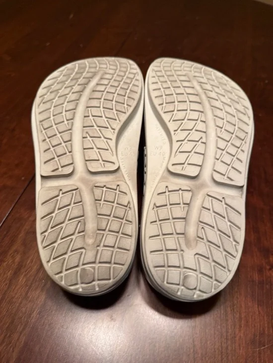 OOFOS White Platform Thong Sandals - Picture 3 of 5